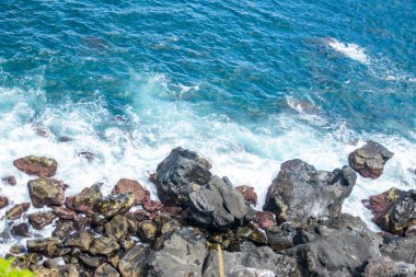 Kayalıklardaki okyanus