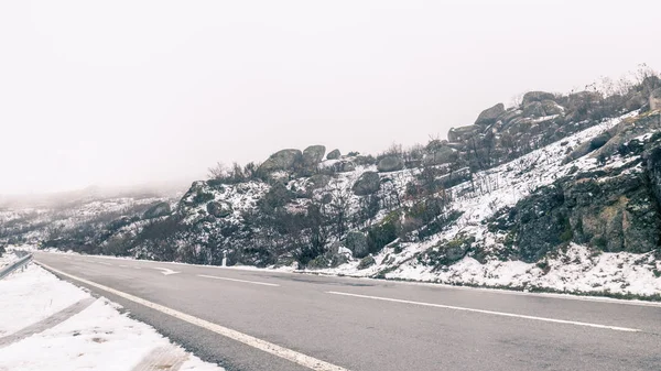 Karlı dağ yolu