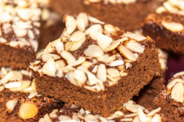 Bademli çikolatalı kek kare