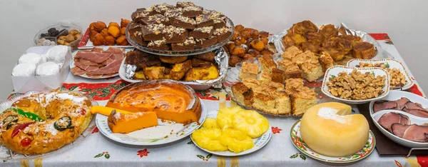süslenmiş Noel masa tatlılar