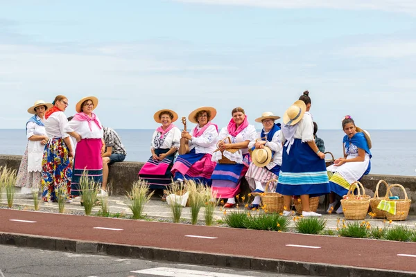 Ponta Delgada, Azores, Portekiz - 07/07/2018 - folklor grubu, ilahi kutsal ruh kutlama onların katılım bekleniyor geleneksel kostümleri ile