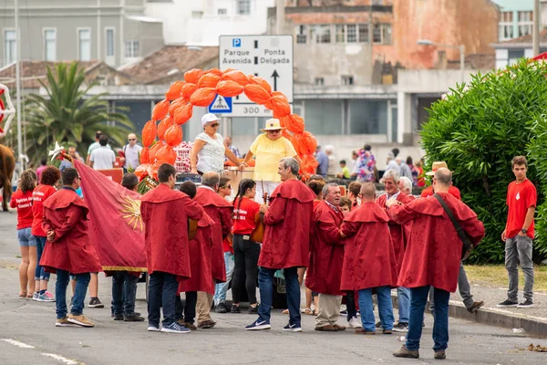 Ponta Delgada, ilahi kutsal ruh kutlamada katılan insanların Azores, Portekiz - 07/07/2018 - Grup