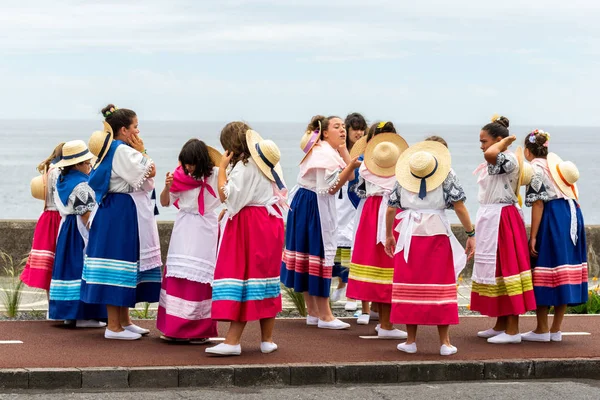 Ponta Delgada, Azores, Portekiz - 07/07/2018 - folklor grubu, ilahi kutsal ruh kutlama onların katılım bekleniyor geleneksel kostümleri ile
