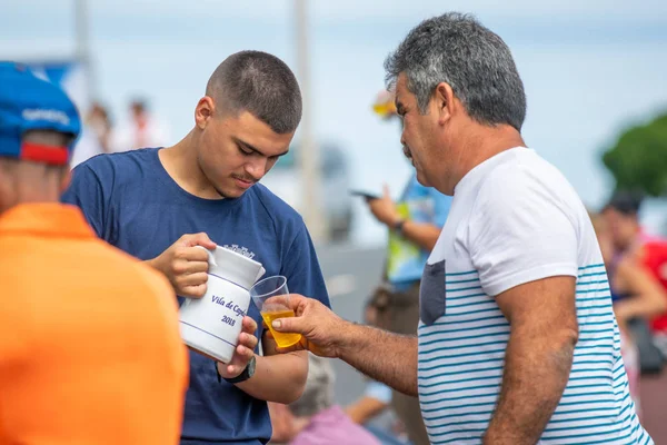Ponta Delgada, ilahi kutsal ruh kutlama nüfus içecekler veren Azores, Portekiz - 07/07/2018 - genç erkekler