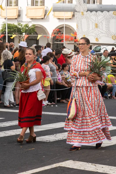 Ponta Delgada, geleneksel kostümler giyen ve iki ananas, ilahi kutsal ruh kutlama üzerinde tutarak Azores, Portekiz - 07/07/2018 - iki genç kız,