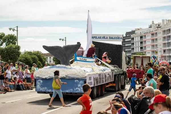 Ponta Delgada, Azores, Portekiz - 07/07/2018 - Vila das Capelas ilahi kutsal ruh kutlama bir balina avcısı tekne gösterimi