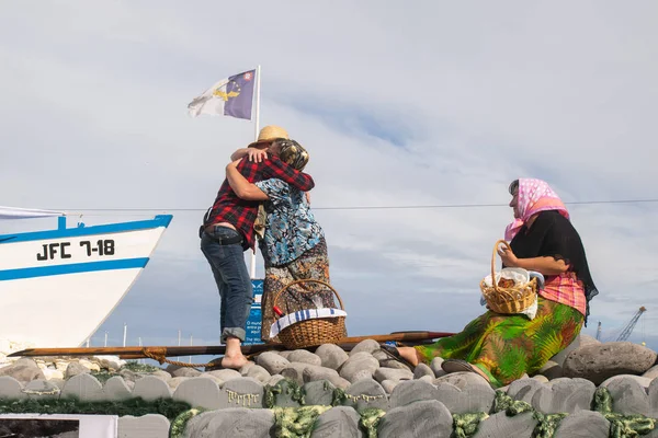 Ponta Delgada, Azores, Portekiz - 07/07/2018 - Vila das ilahi kutsal ruh kutlama karısını kucaklayan balıkçı deniz, dönüşü Capelas gösterimi