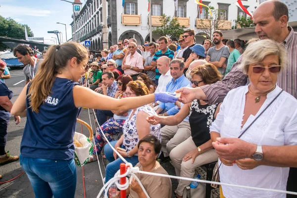 Ponta Delgada, Vila das Capelas veren gıda Azores, Portekiz - 07/07/2018 - genç kızdan nüfus ilahi kutsal ruh kutlama