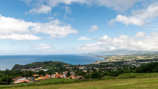 Capelas Köyü, Azores, Portekiz üzerinden kırsal panoramik deniz manzarası görünüm