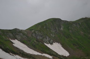 Kafkas Dağları Roza en yüksek bakış açısından bir bakış. Dağın tepesinde bir mistik sis kefen.
