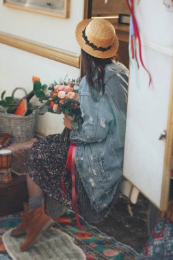 Onu geri ile oturan vintage kız