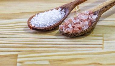 ahşap zemin üzerine pembe ve beyaz toz tuz