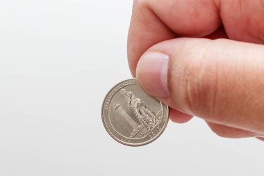 Çeyrek dolar Perry'nin zafer sikke, beyaz arka plan tutan erkek el