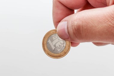 Bir gerçek, Brezilyalı sikke beyaz arka plan tutan erkek el