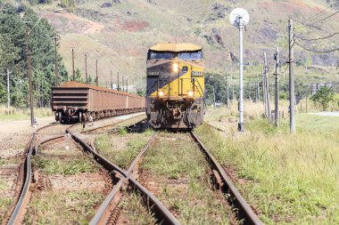 Perspektif görünümü tren vagonları demir cevheri ve raylar, sanayi.
