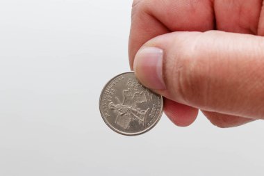 Çeyrek dolar Massachusetts sikke, beyaz arka plan tutan erkek el