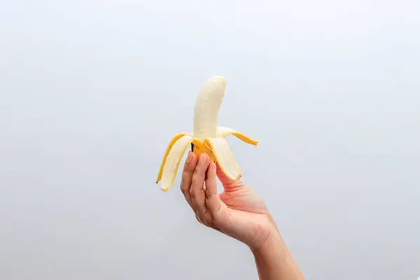 Kvinne Ifølge Skrellet Banan Hvit Bakgrunn – stockfoto