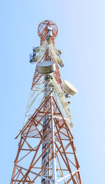 Perspektif telekomünikasyon direği mikrodalga link ve Tv verici antenler üzerinde mavi bir gökyüzü görüntü Panoraması.