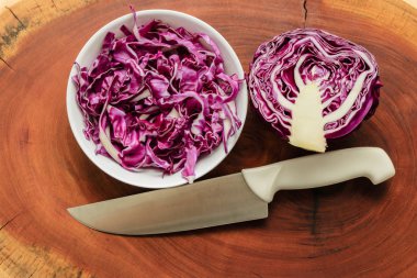 Mor lahana kesmek, bir yarısını ve başka doğranmış ahşap tahta üzerinde