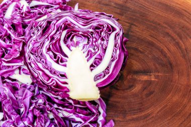 Mor lahana kesmek, bir yarısını ve başka doğranmış ahşap tahta üzerinde