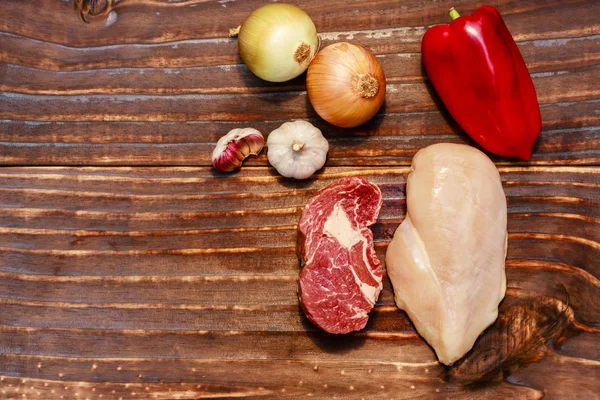 Steakstücke Mit Zutaten Zwiebeln Knoblauch Und Paprika — Stockfoto