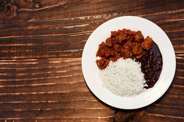 Pirinç, fasulye ve soya eti ahşap masa, üstten görünüm