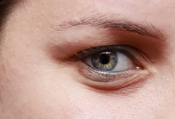 Gros Plan Sur Visage Femme Caucasienne Avec Les Yeux Clairs — Photo