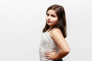 Beyaz arka plan beyaz toddler kız portresi