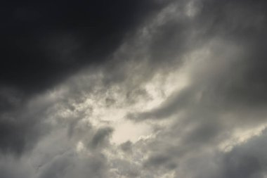 gökyüzünü kara bulutlar ile