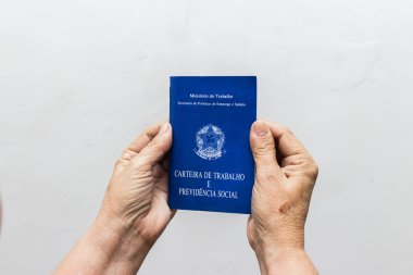 çalışma kitabı, Brezilya sosyal güvenlik belgesi tutan Kafkas üst düzey kadın elinde