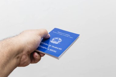 Orta yaşlı adamın çalışma kitabı, Brezilya sosyal güvenlik belgesi tutan eller