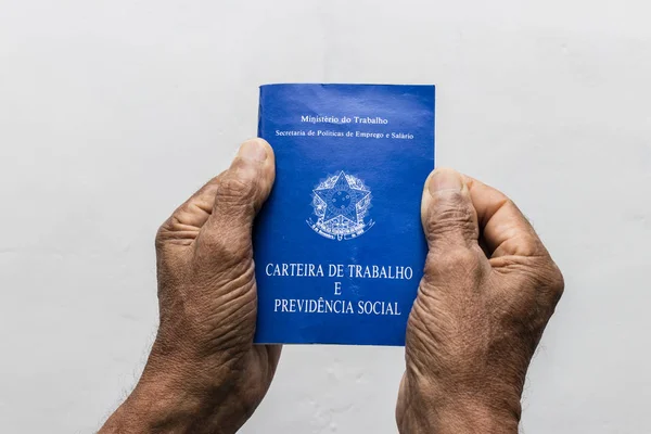 Hände Eines Schwarzen Älteren Mannes Mit Arbeitsbuch Brasilianischem Sozialversicherungsdokument — Stockfoto