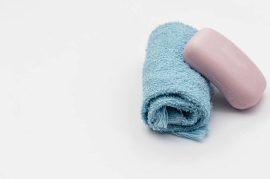 sabun, beyaz arka plan ile sarılmış havlu