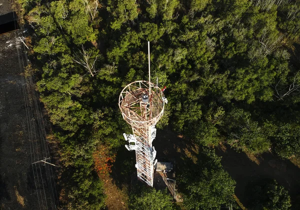 Torre Celular Perto Aéreo — Fotografia de Stock