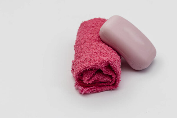 полотенце завернуто в мыло, белый фон
