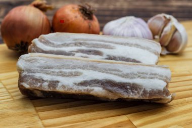 Tuzlanmış domuz eti masaya yakın çekim