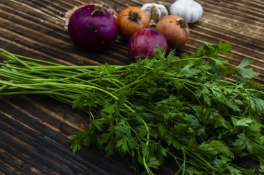 ahşap masa üzerine maydanoz