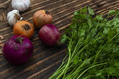 ahşap masa üzerine maydanoz