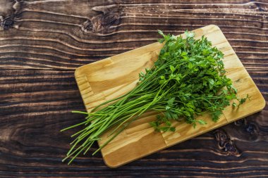 ahşap masa üzerine maydanoz