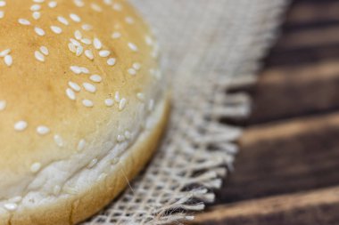 Hamburger ekmek, arka plan bulanık yakın çekim