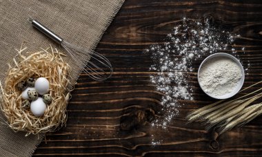 Beyaz bir kasede un, buğday, yumurta saman Nest, kopya alanı ile üstten görünüm kulaklı koyu ahşap arka plan. fırın ürünleri için malzemeler