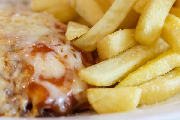 yakın çekim yemek tabağı, parmegiana tavuk, patates cipsi