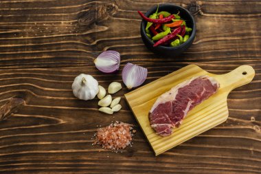 ahşap tahta ve ahşap üzerinde baharat üzerinde biftek bif.