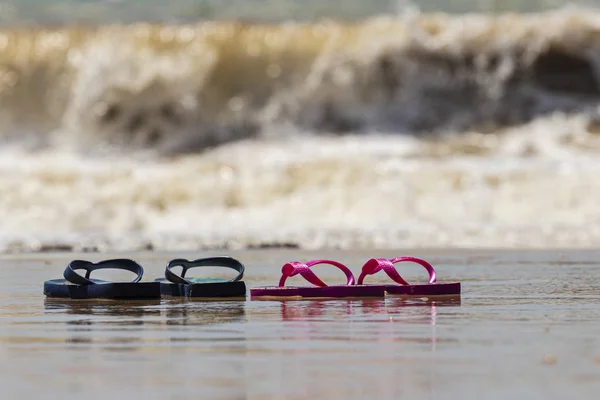 Hausschuhe Strand Hintergrund Brechende Wellen — Stockfoto