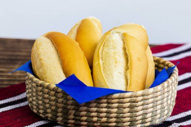 ahşap masa üzerinde iç içe saman sepeti tuz ekmek, beyaz arka plan