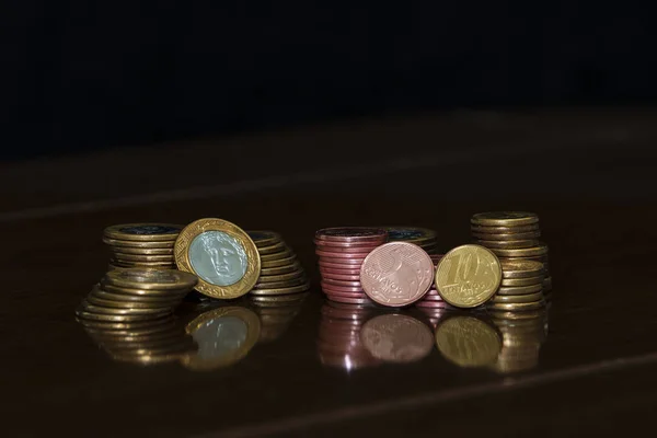 yığılmış Brezilya para paraları, koyu arka plan