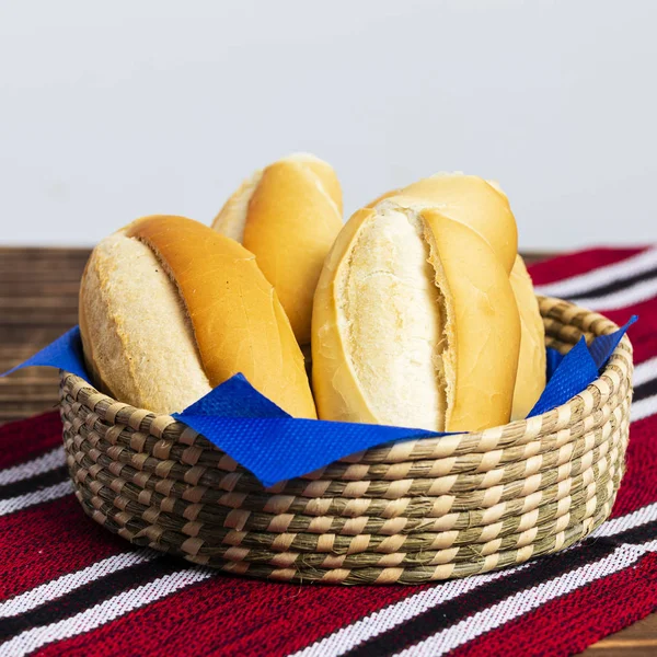 Ahşap Masa Üzerinde Içe Saman Sepeti Tuz Ekmek Beyaz Arka — Stok fotoğraf