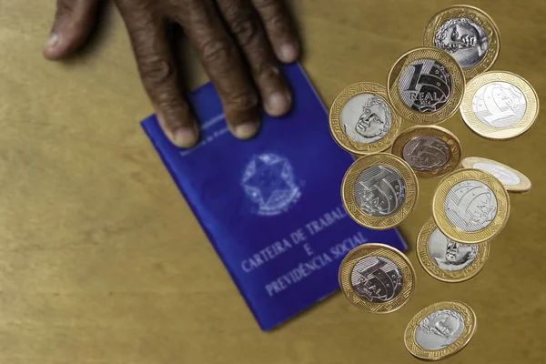 1 Düşen Real Coins, Brezilya Para Birimi, Brezilya çalışma belgesi ile arka plan, (iş kartı, sosyal güvenlik).