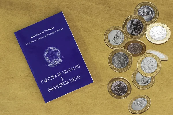 1 Düşen Real Coins, Brezilya Para Birimi, Brezilya çalışma belgesi ile arka plan, (iş kartı, sosyal güvenlik).