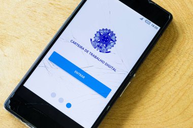 yeni Brezilya dijital iş cüzdanı ile eski akıllı telefonun kırık ekranında yakın